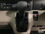 CVT車のセレクトレバーです。低速から高速まで、変速ショックのないスムーズな走りと、エンジン効率のよい領域を維持して燃費にも貢献します。サイドブレーキはスイッチ操作の電子制御パーキングブレーキです。