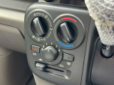 車内のエアコンはマニュアルエアコンで車内の空気の入れKには最適です。