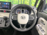 インテリアに合わせたデザインのステアリングは、運転される方のことも考え、運転しやすい形状、大きさです。是非一度、実際に触ってお確かめください。