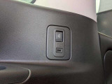 後側方にも携帯などの充電端子が付いています。