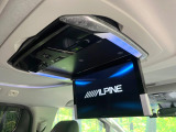 【12.8型フリップダウン】大画面モニターで後席でもエンタメをお楽しみいただけます。家族や友人とお出かけする機会が多い方に大人気です♪