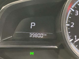 視認性に優れたメーターを採用しており、走行中でも車速や情報が分かりやすく表示されます。運転時の視線移動をむりのない範囲に抑え、快適で安心感のあるドライブをサポートします。