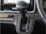 【シフトレバー】シフトもとても操作しやすいデザインになっております。運転する人の事を第一に考えた操作性の高い仕様です。