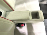 【アームレスト】運転中の身体の負担を軽減してくれるアームレストを装備♪