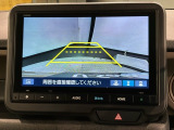リバースギアに入れるだけで後方の表示へ切り替わります。夜間や雨の日の駐車も楽になりますよ。