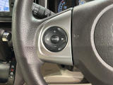 ステアリングにオーディオ操作スイッチが付いています。オーディオ画面に直接タッチしなくても操作が出来ますので、運転に集中できます。