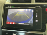 リバースギアに入れるだけで後方の表示へ切り替わります。夜間や雨の日の駐車も楽になりますよ。