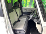 運転席まわりには十分なスペースがあり、大柄な方でもゆったり運転していただける環境です。