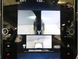 左右のサイドカメラ映像を同時に表示し、車両周囲の死角をしっかりカバー。狭い道や駐車時の接触リスクを減らし、安心して操作できる視界を確保します。