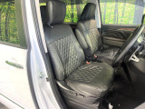 運転席まわりには十分なスペースがあり、大柄な方でもゆったり運転していただける環境です。