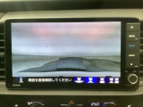 【バックカメラ】運転が苦手な方も車庫入れラクラクです!ギアをリバースに入れれば自動的に切り換わりますので、面倒な操作は不要です♪狭い駐車場もお車を傷つけず安心ですね!