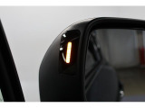 車線変更時に衝突の危険がある場合にはドアミラー内側のLEDインジケーターが注意を促します!