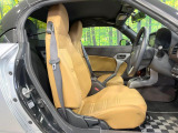 運転席まわりには十分なスペースがあり、大柄な方でもゆったり運転していただける環境です。