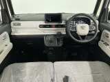【インパネ】運転のしやすさを最優先に設計された見晴らしの良いフロントビュー。車両間隔が掴みやすく狭い道でも安心♪「安全」と「品質」を最優先に、安心してお乗りいただけるクルマを提供いたします。