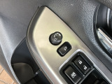 狭い駐車場で便利な電動格納ドアミラーが付いています。