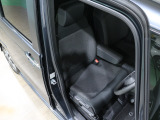 程よい硬さとホールド性が高いシートで長時間運転も快適です。