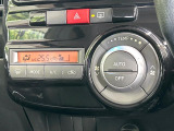 【オートエアコン】一度お好みの温度に設定すれば、車内の温度を検知し風量や温度を自動で調整。暑い&hellip;寒い&hellip;と何度もスイッチ操作をする必要はありません。快適な車内空間には必須の機能ですね♪
