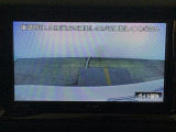 【バックカメラ】運転が苦手な方も車庫入れラクラクです!ギアをリバースに入れれば自動的に切り換わりますので、面倒な操作は不要です♪狭い駐車場もお車を傷つけず安心ですね!