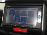 ナビゲーションは純正メモリーナビ(VXM-155VSi)を装着しております。AM、FM、CD、DVD再生、Bluetooth、ワンセグTVがご使用いただけます。初めて訪れた場所でも安心ですね!
