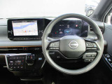 運転席廻りになります。ひじ掛けや収納など便利な装備がついてます!