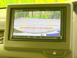 【バックカメラ】駐車時に後方がリアルタイム映像で確認できます。大型商業施設や立体駐車場での駐車時や、夜間のバック時に大活躍!運転スキルに関わらず、今や必須となった装備のひとつです!