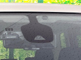 【エマージェンシーブレーキ】走行中に前方の車両等を認識し、衝突しそうな時は警報とブレーキで衝突回避と被害軽減をアシスト。より安全にドライブをお楽しみいただけます。