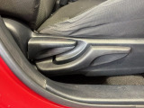 シートハイトアジャスターが付いているので運転姿勢を調整するのに便利ですね。身長に合ったシートポジションは安全運転や疲労軽減にもつながります。