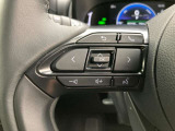 運転中、オーディオの操作をしてて、ハッとしたことはありませんか?ステアリングスイッチは、運転中でもハンドルでオーディオの操作が可能です。安全なドライブをサポートします。