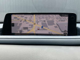 8.8インチにサイズUPした、マツダコネクト。センターコマンダーはタッチパッド型になっており、ナビ地図の縮小/拡大も簡単に行えます。