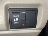 左側電動スライドドアは運転席からでも操作ができるように、ハンドル付近に開閉の操作スイッチが付いています。