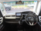【インパネ周り】広々とした視界性の良い運転席です。ゆったりとした快適な乗り心地で運転できます。インテリアカラーはシックな色合いのブラウン&times;アイボリー。心地よい時間が流れるモダンな空間に仕立てました。