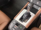 シンプルでとても使いやすいフロアシフトに、パーキングブレーキは電子制御パーキングブレーキです。