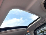 【サンルーフ】ボタンひとつで開閉可能!開放感たっぷりのサンルーフが装着されています!車内に明かりを取り入れたり景色を楽しむ以外にも、よどみがちな車内の空気も簡単に換気できて快適です!
