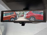 インテリジェントルームミラーが付いております。バックドアについてますカメラと連動して、後方の映像がルームミラーに映ります。
