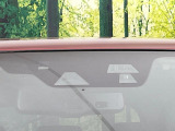 【i-ACTIVESENSE】走行中に前方の車両等を認識し、衝突しそうな時は警報とブレーキで衝突回避と被害軽減をアシスト。より安全にドライブをお楽しみいただけます。