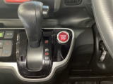 CVT車のセレクトレバーです。低速から高速まで、変速ショックのないスムーズな走りを実現するとともに、エンジン効率のよい領域を維持することで燃費にも貢献します。