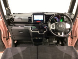 車内は光触媒抗菌消臭施工済です。インパネ周りはスタイリッシュなデザインです。グローブボックスやカップホルダーのほかにトレーなどたくさんの収納スペースが付いています。