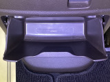 足元部分にはちょっとした小物を入れるのに便利な収納BOXもあります。
