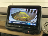 リバースギアに入れるだけで後方の表示へ切り替わります。夜間や雨の日の駐車も楽になりますよ。