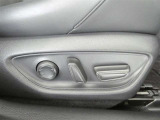 運転席パワーシート搭載。微妙な調整が手軽にでき、ピッタリのポジションで運転することが可能です。