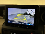 リバースギアに入れるだけで後方の表示へ切り替わります。夜間や雨の日の駐車も楽になりますよ。