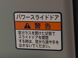 見た目が大事!な外装はぴかっとキレイに磨いており、経年のくすみもよみがえっております。ヘッドライトやドア周辺を磨く際にはマスキングテープを使用して保護しながら丁寧に作業をしております。