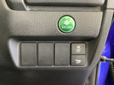 VSA装備車です。VSAはドライバーの操作と車の動きを見守っています。もし車の挙動が乱れたとき、4輪別々にブレーキをかけたり、エンジンパワーをしぼることによって車を安定させます。
