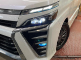 【LEDヘッドライト】悪天候や夜間走行時も良好な視界を確保し安心して運転できる高輝度LEDヘッドライトを装備!点灯速度が早く、消費電力も抑えられています。