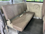 広々とした2列目シートは居住性が高く、居心地も快適!友達や家族とのお出かけにぴったりです。ベビーシートやチャイルドシート使用時も快適にお過ごしいただける十分な空間を確保しています。