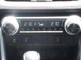 左右独立温度コントロールフルオートエアコンです。運転席、助手席それぞれで独立して温度設定ができます。冷え性の方が乗っても安心ですね♪