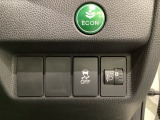 ハンドルの右側にはヘットライトリベライザーとVSA(ABS+TCS+横滑り抑制)の解除スイッチがついています。ヘッドライトリベライザーは道路状況や積荷の加重に応じてライトの高さを調節できます。