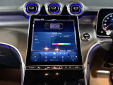 Mercedes-Benzのアンビエントライトは室内を好みの色で照らし、上質な雰囲気と夜間の視認性を高める快適装備です。