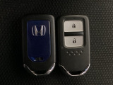 スマートキーを装備しています。鍵を差し込むことなくドアロックの開け閉めと、スタートボタン操作でのエンジンスタートができます。スペアキーも同じものを用意しております。