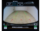リヤビューカメラの映像です。ステアリング連動ガイドラインが、後退時の予想進路を表示し、運転のサポートを致します。